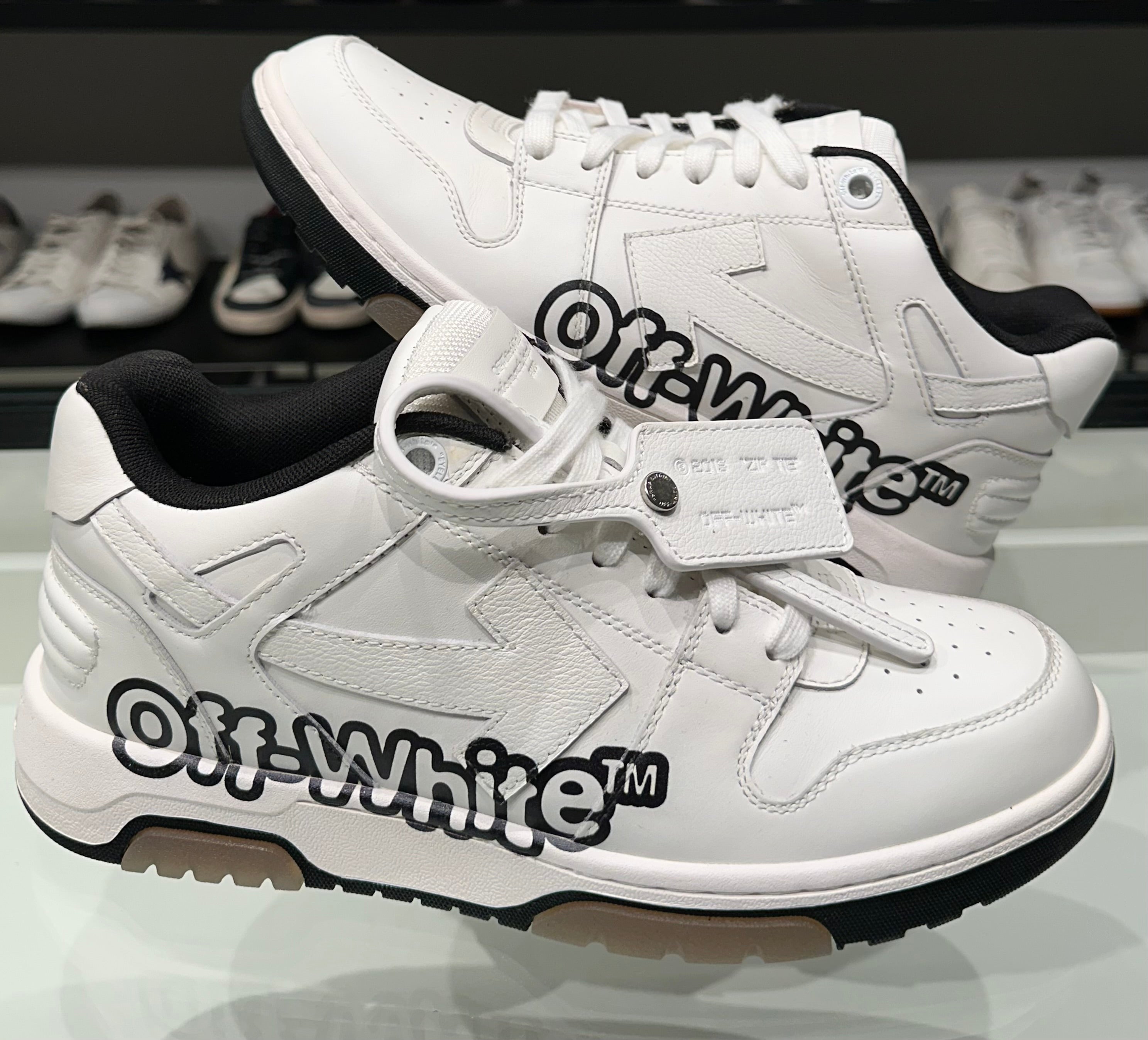 Sneaker Out of Office
